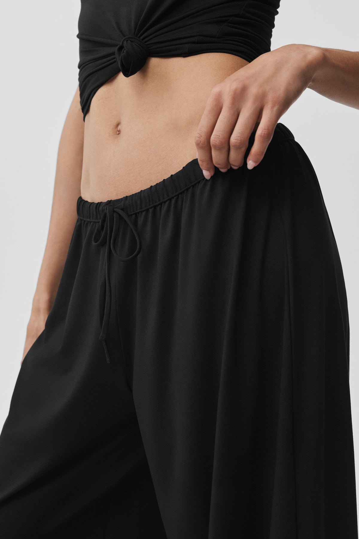 Alosoft Mid-Rise Finesse Wide Leg Sweatpant - Black--2