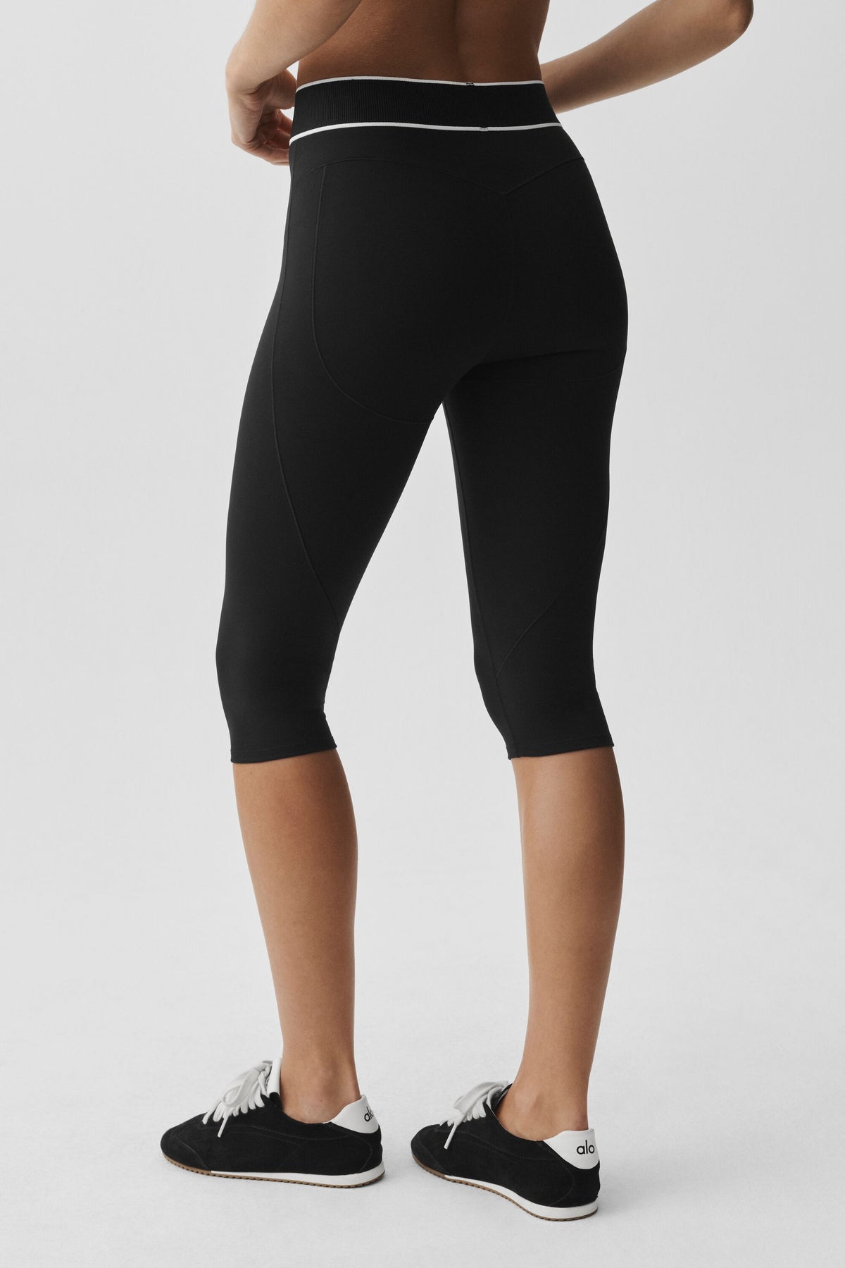ALO Softsculpt High-Waist Amp It Up Capri - Black--2